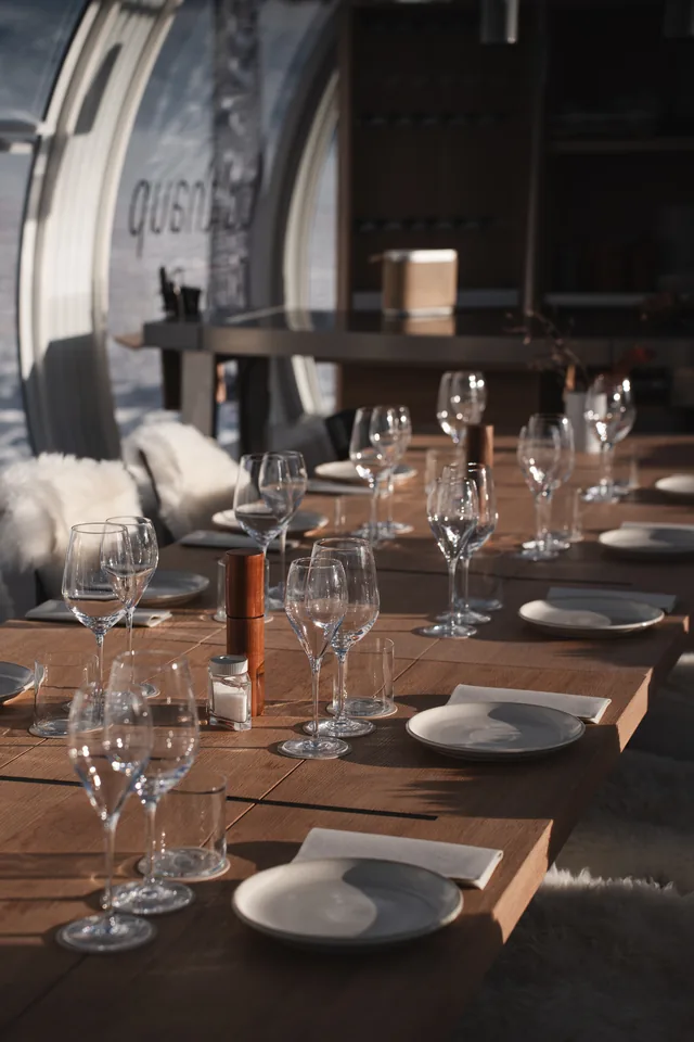 Mesa de madera preparada con cristalería en bulthaup Grandvalira