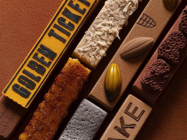 Tabletas de chocolate de Pastelería Hofmann con la pieza «Golden Ticket» en primer plano