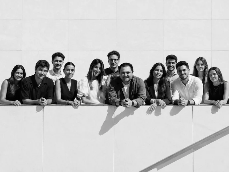 El equipo de ALLÓ The Agency, retratado en blanco y negro apoyado en el muro de la azotea de la oficina