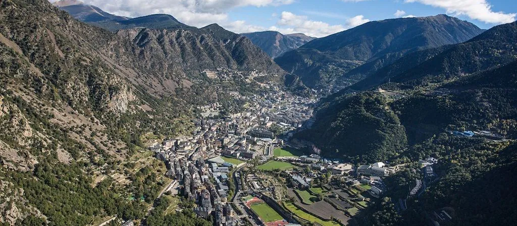 Vista aérea del valle de Andorra la Vella entre montañas